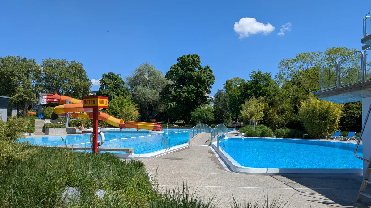 Blick auf ein Freibad im Sommer.